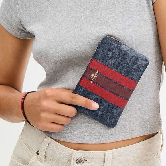 NWT Coach Corner Zip Wristlet In Signature Denim/Bold Red CBP19 - Picture 7 of 7